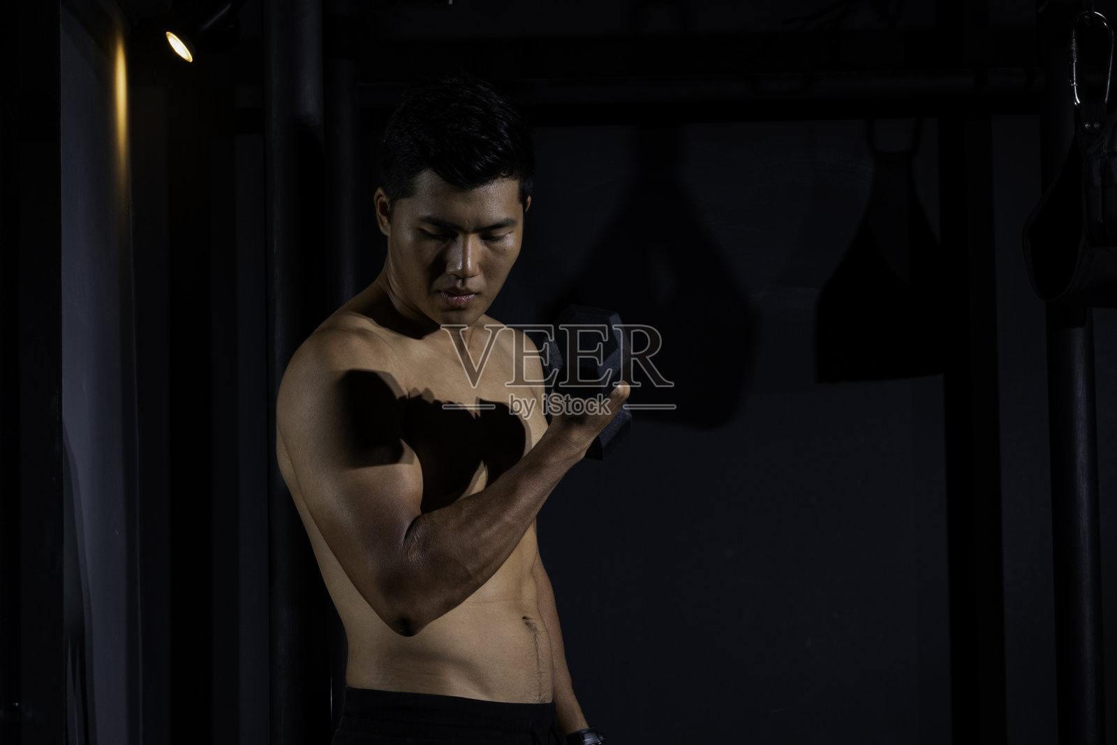 健身亚洲人在健身房锻炼热身和摆姿势,健康的生活方式。照片摄影图片