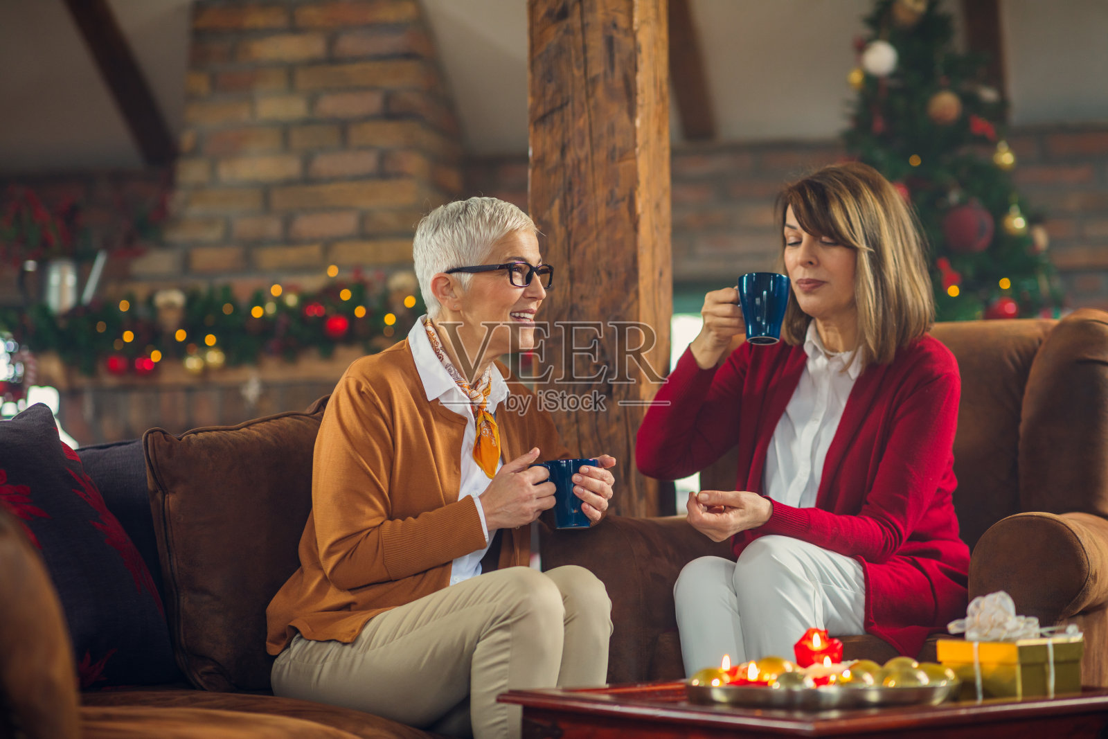 好朋友,好笑声,好咖啡照片摄影图片