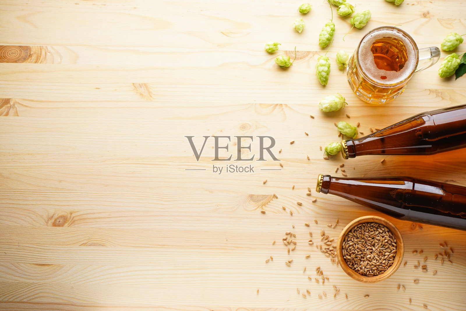啤酒与啤酒花和大麦在一个木制的背景,地方的文字。平的。照片摄影图片