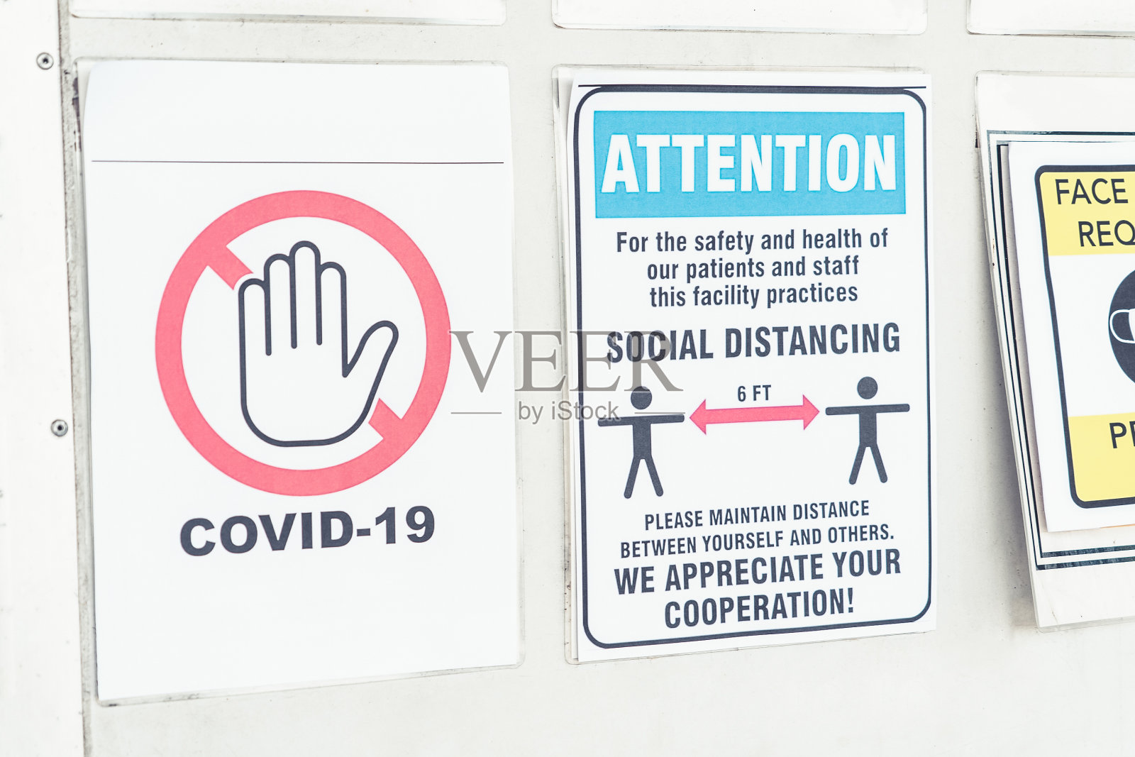 在工厂警告中提醒行业工人预防新冠肺炎照片摄影图片