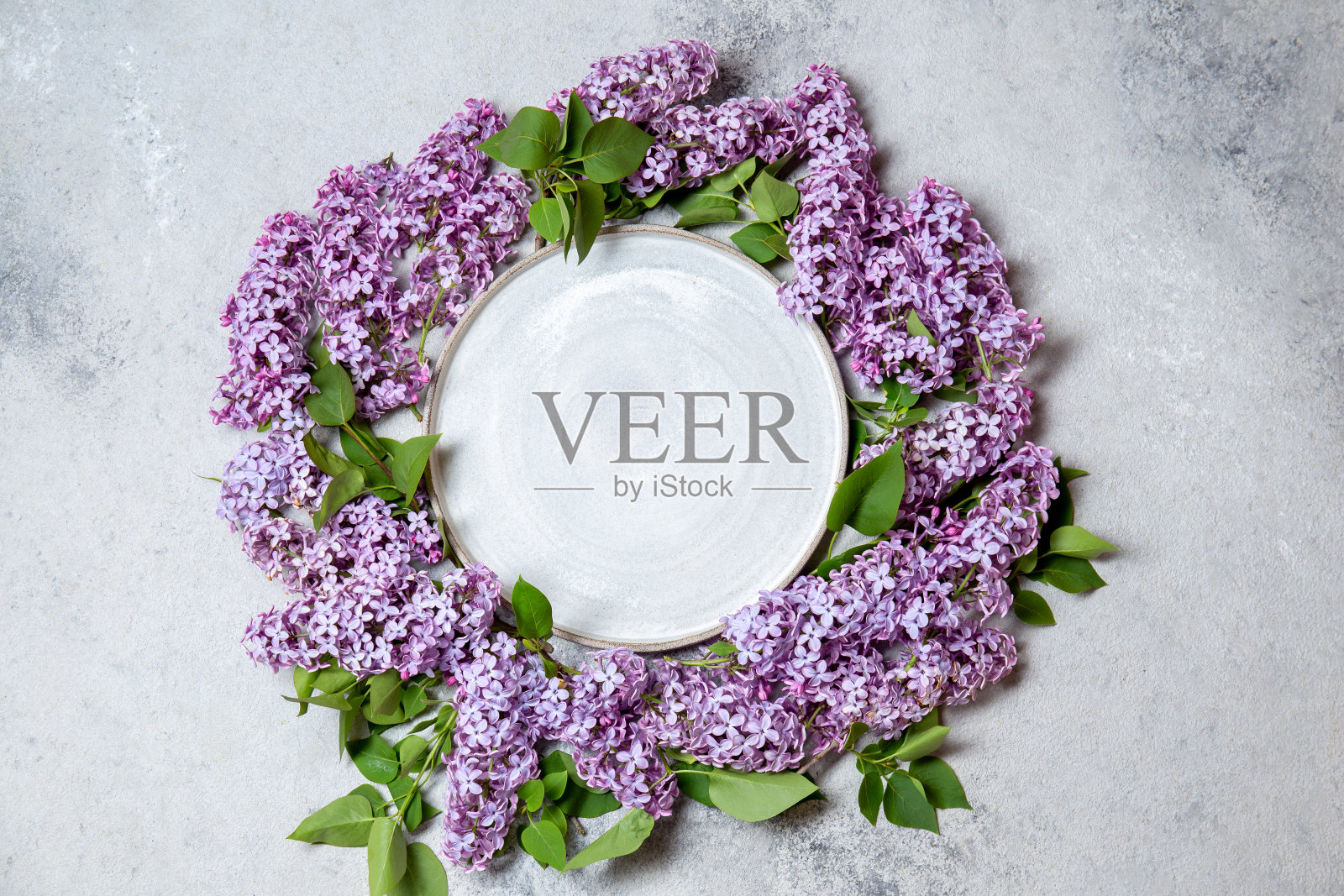 春色背景紫丁香四周空盘。灰色concrette背景照片摄影图片