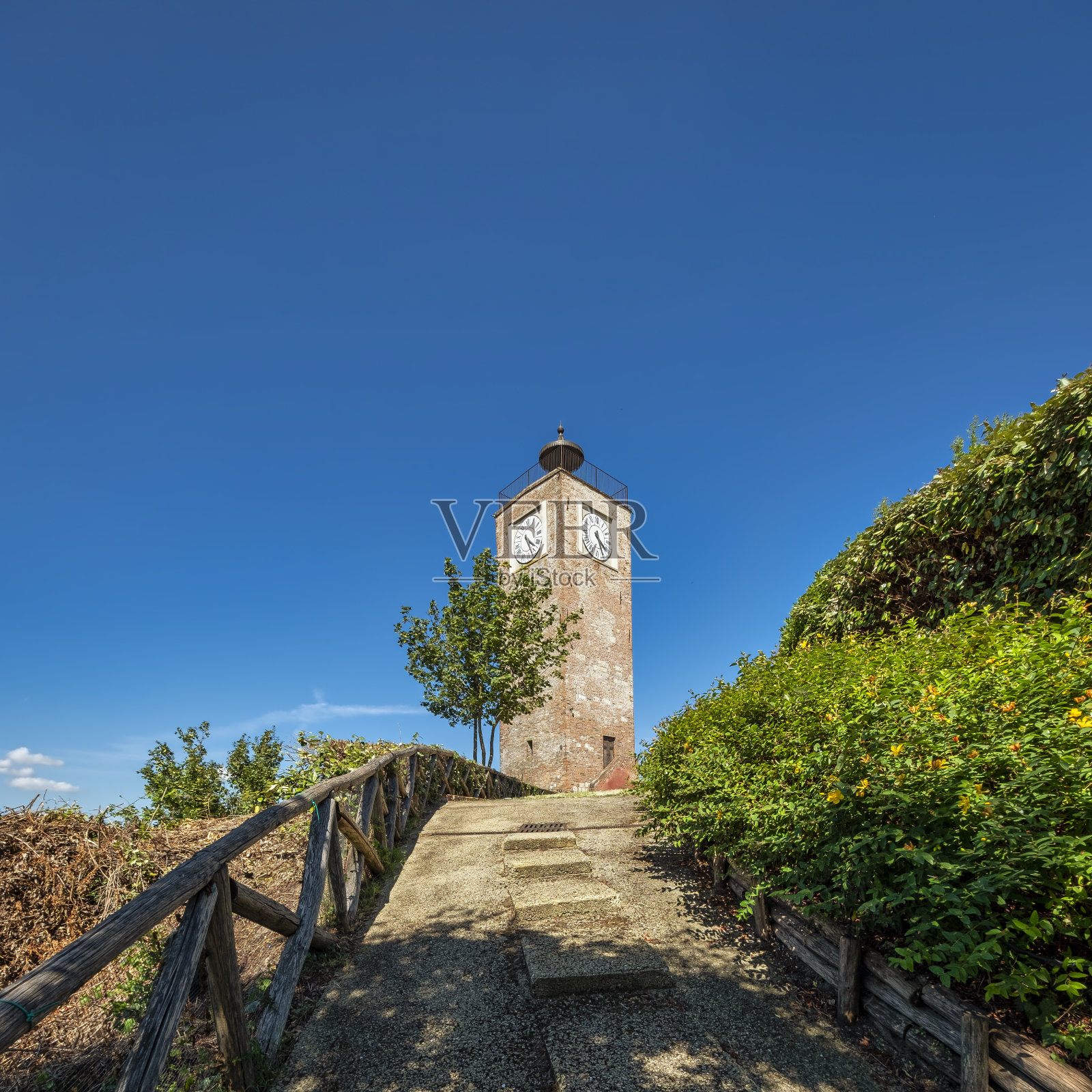 卢蒙费拉托古老的钟楼。彩色图像照片摄影图片
