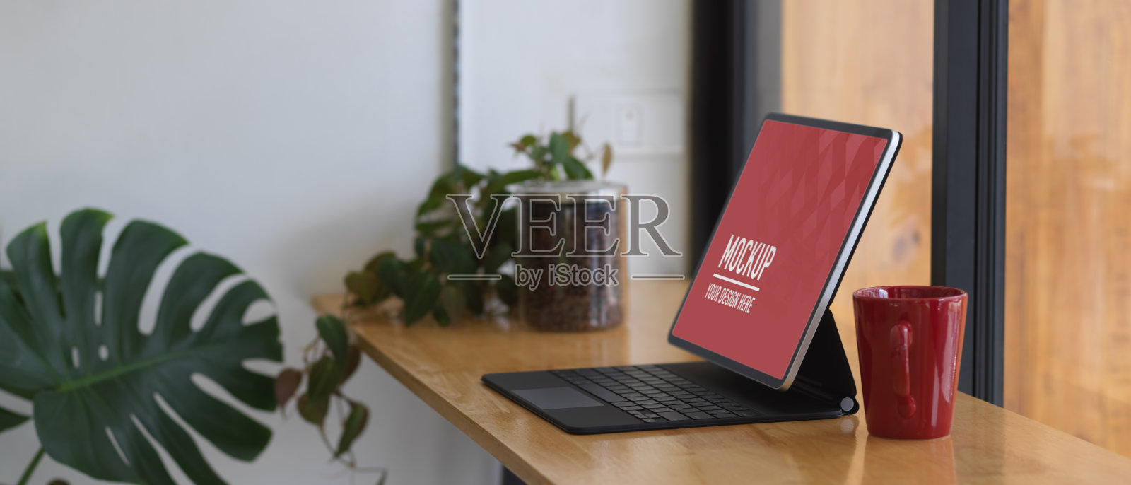 工作空间与模拟平板电脑和咖啡杯在咖啡馆的木制酒吧照片摄影图片