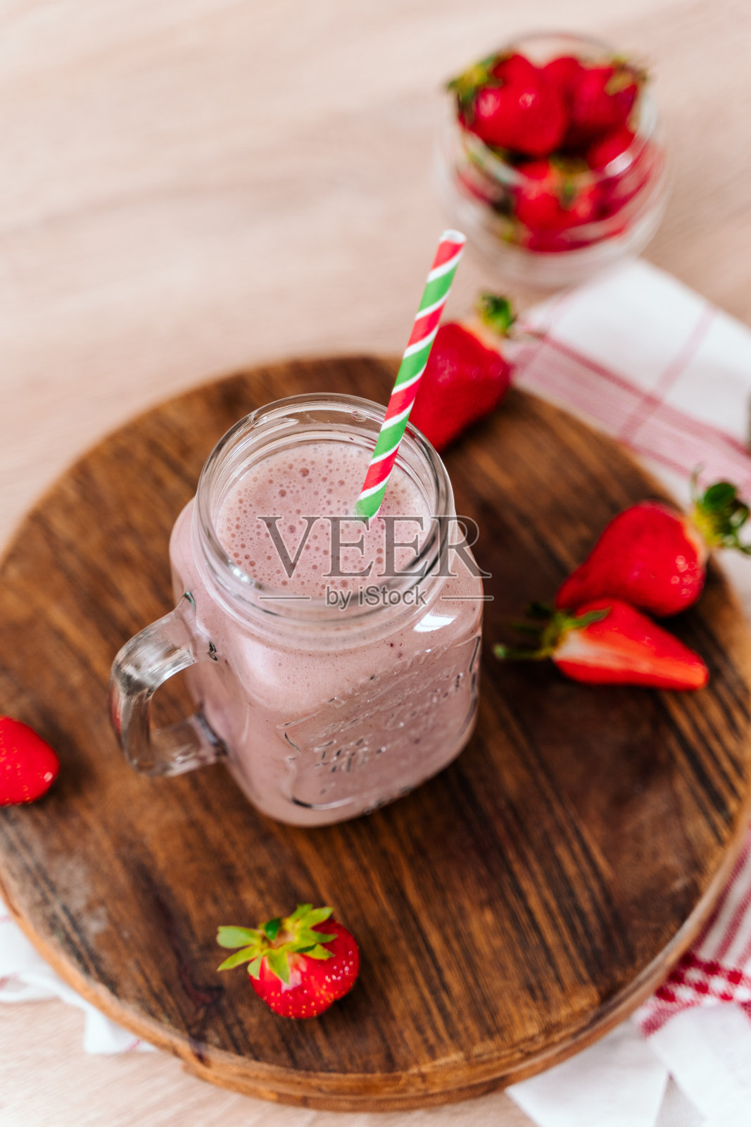 新鲜草莓奶昔,草莓冰沙。和新鲜的草莓。健康饮食理念。吃健康的早餐和零食。本空间照片摄影图片