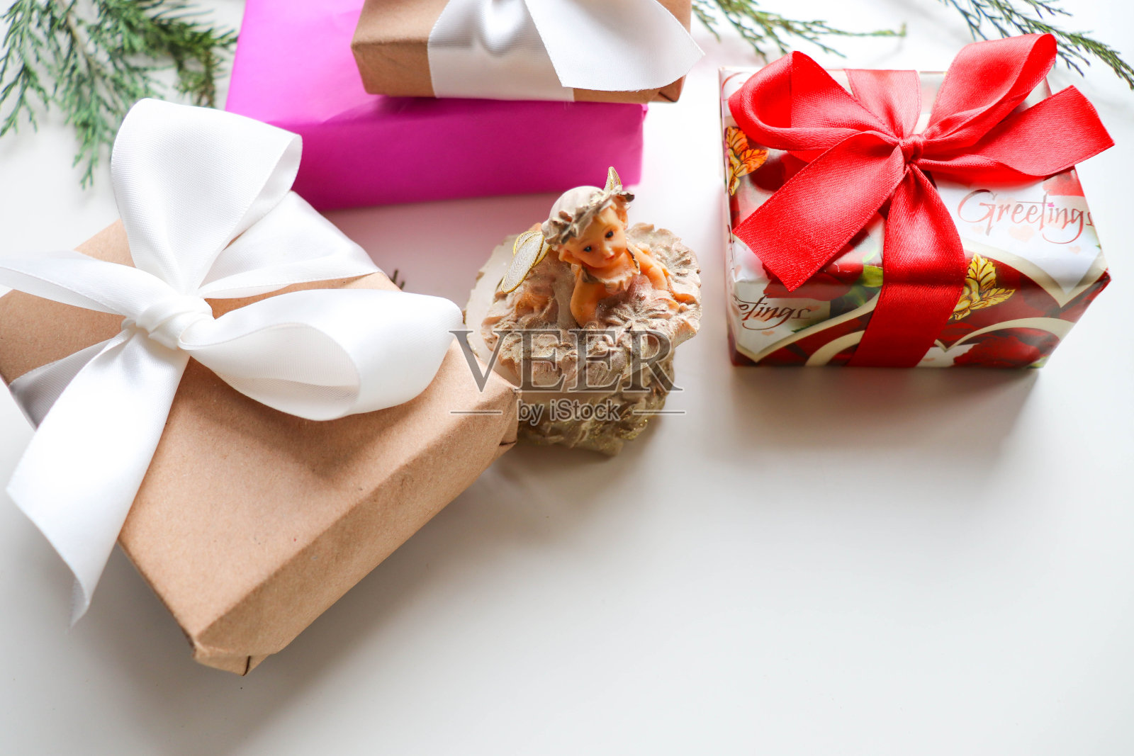 云杉树枝,圣诞球和礼盒照片摄影图片