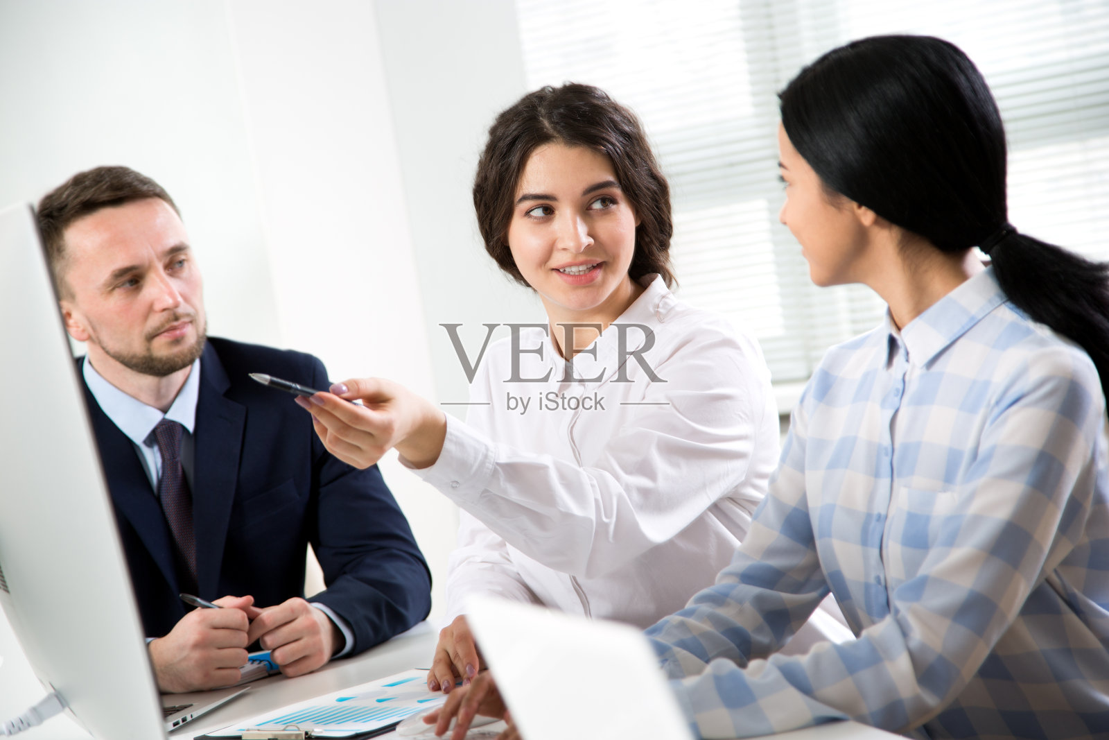 在办公室里一起工作的商业人士照片摄影图片