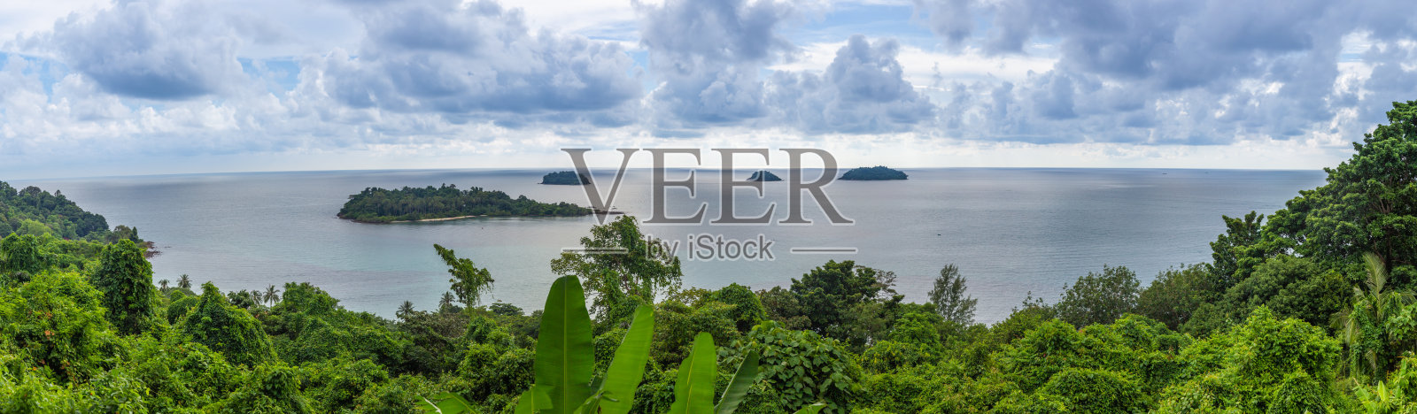 Kai Bae View Point的全景图,Koh Chang是一个看其他岛屿和美丽的大海的点。照片摄影图片