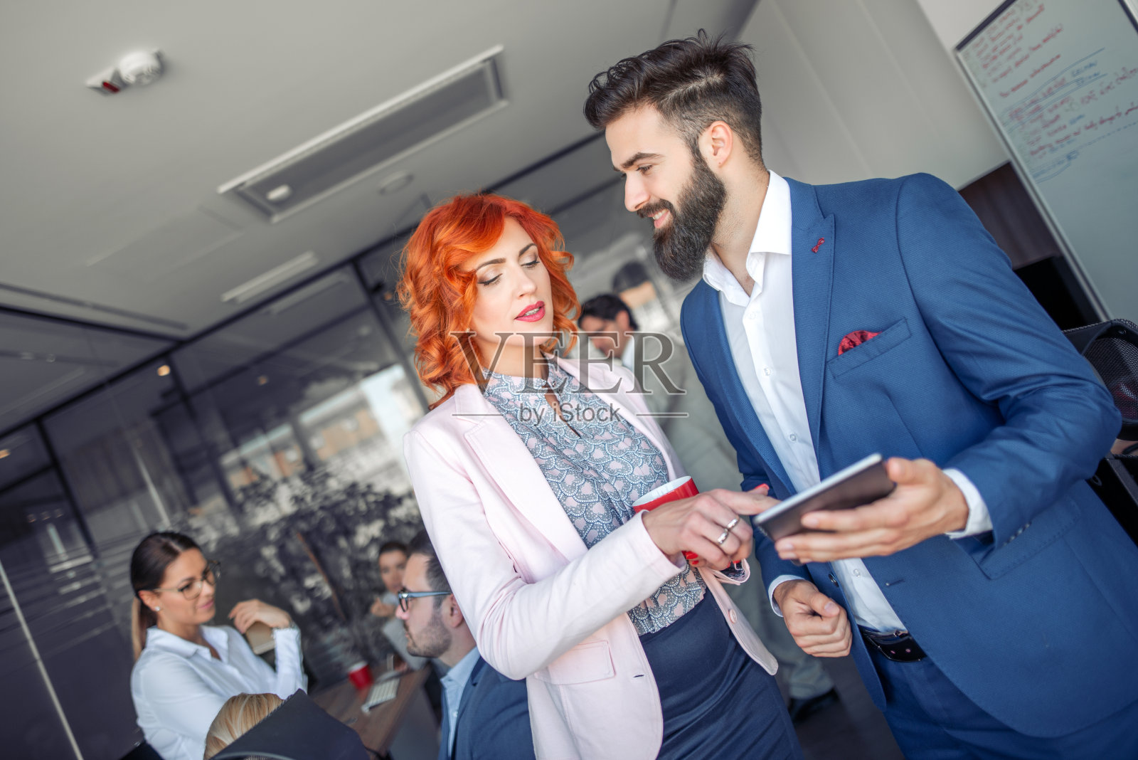 两个商务人士在讨论工作照片摄影图片