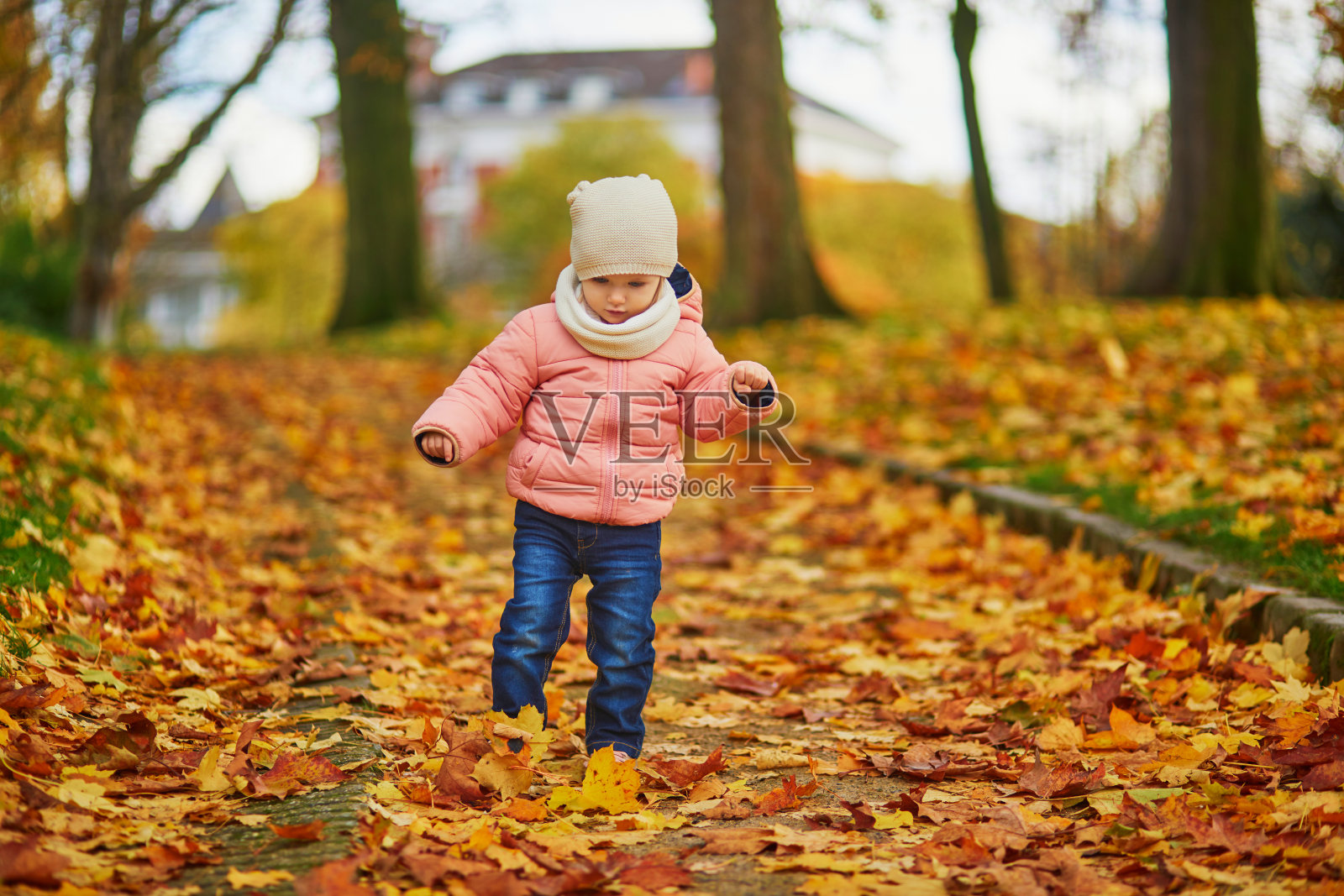 可爱的快乐的蹒跚学步的小女孩在巴黎蒙特苏里斯公园跑步照片摄影图片