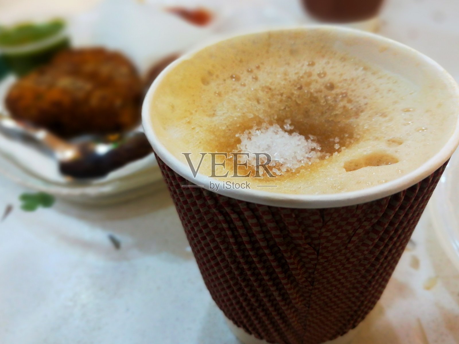 一杯咖啡和一些印度小吃。照片摄影图片