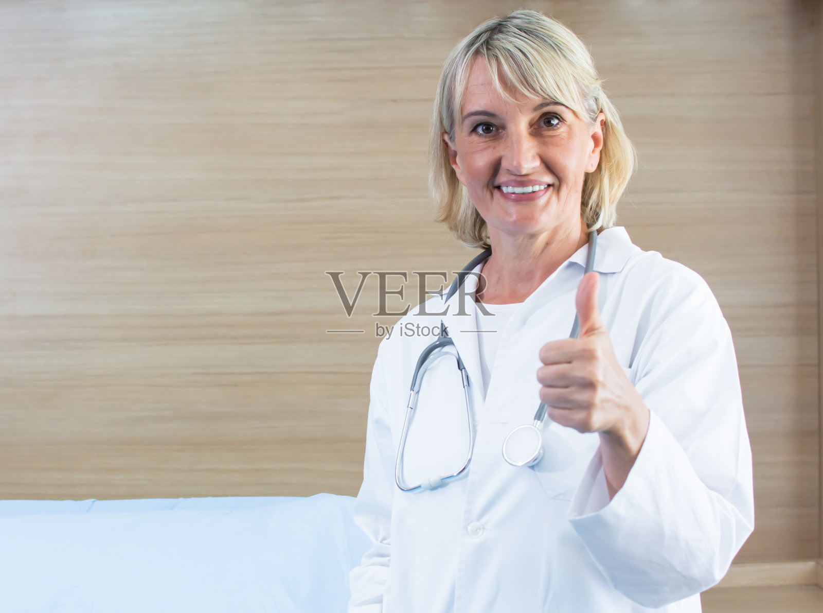 医院资深女医生肖像照片摄影图片