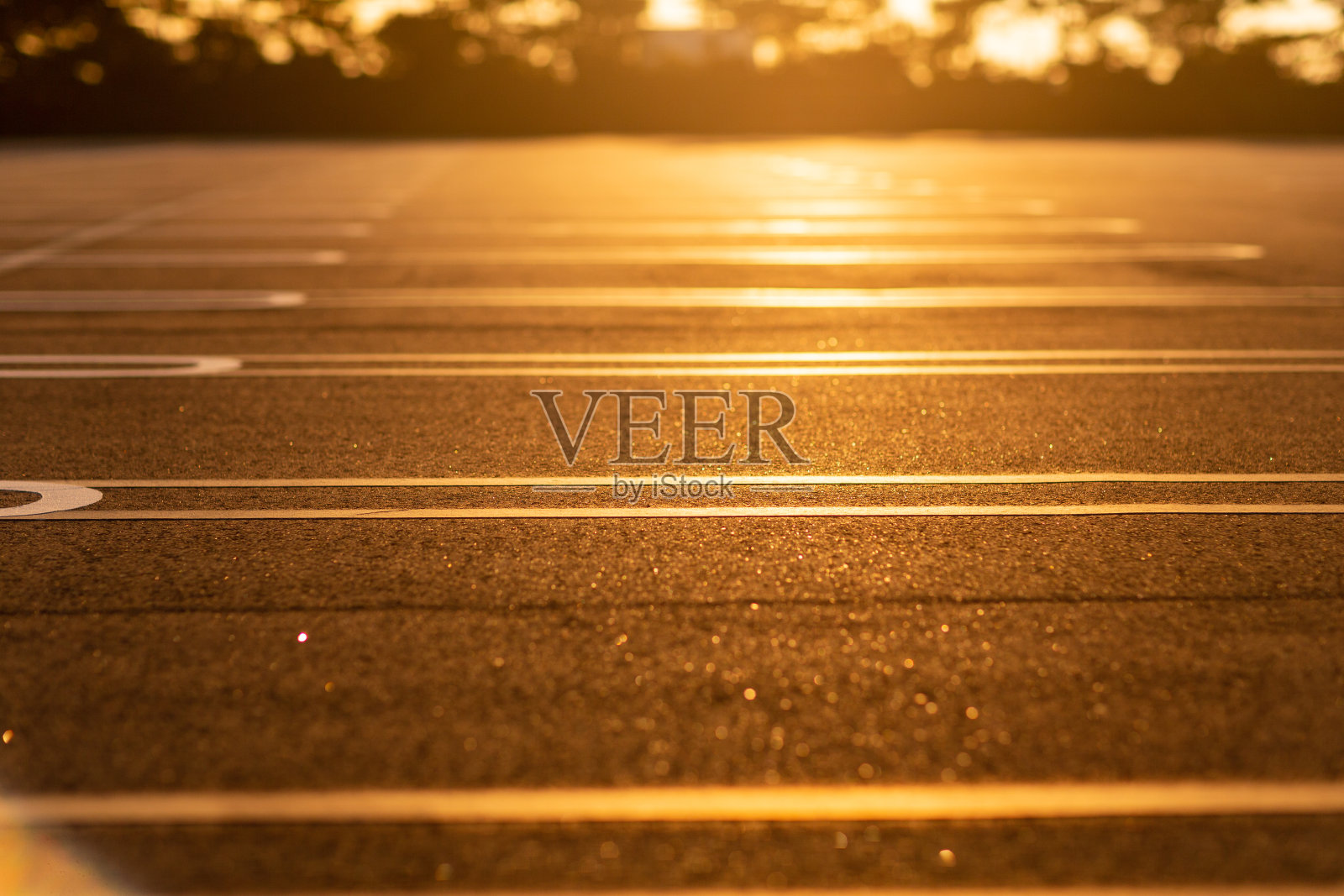 日出时空旷的跑道和天空的自然景观。新的一天从早晨开始。照片摄影图片