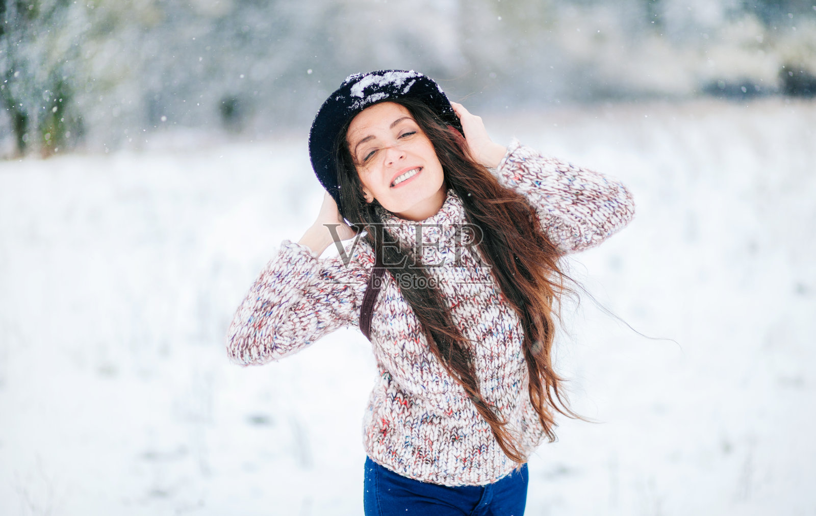 寒冷冬日里的红发女人照片摄影图片