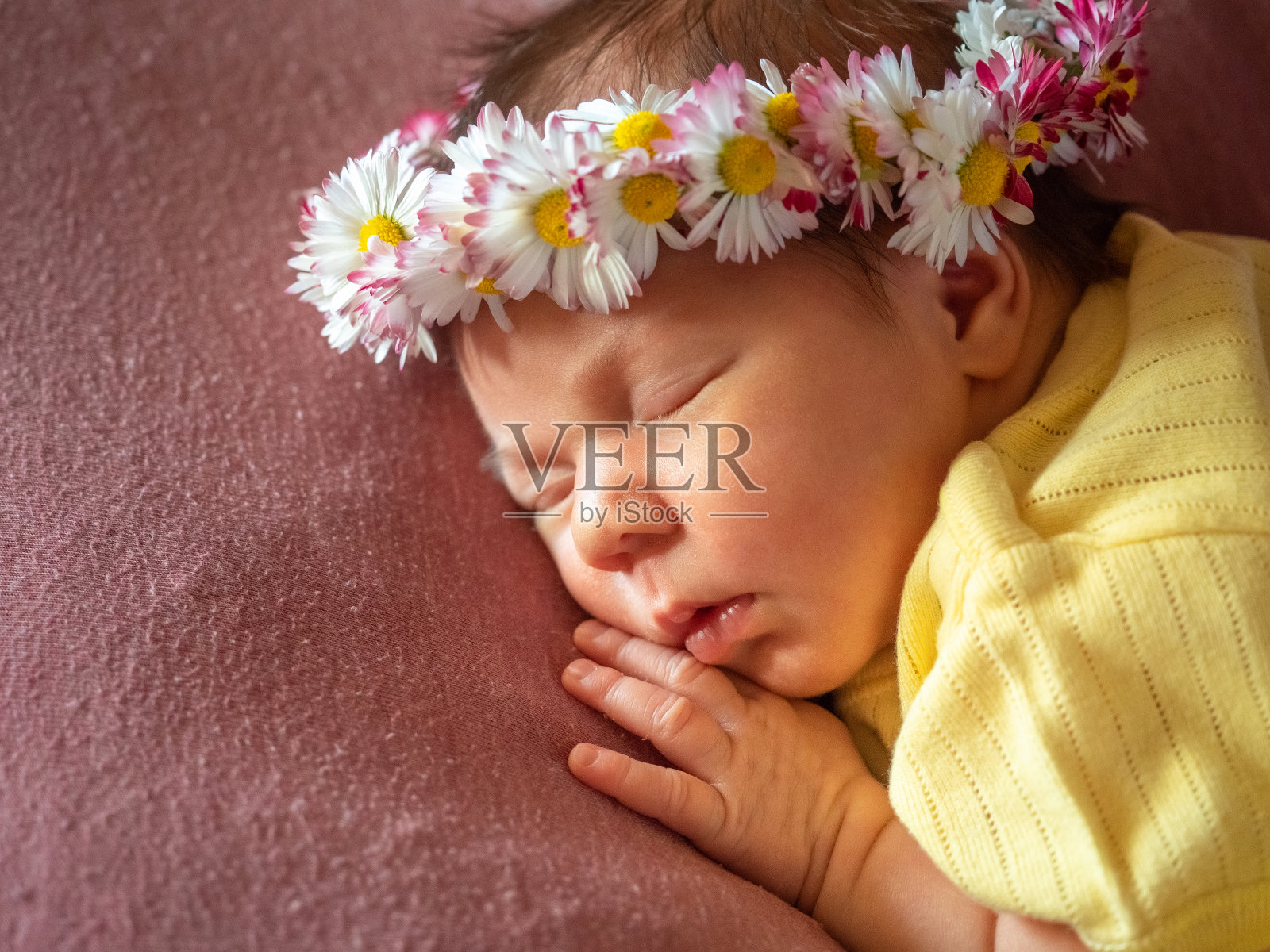 8天大的新生女婴睡觉的照片照片摄影图片