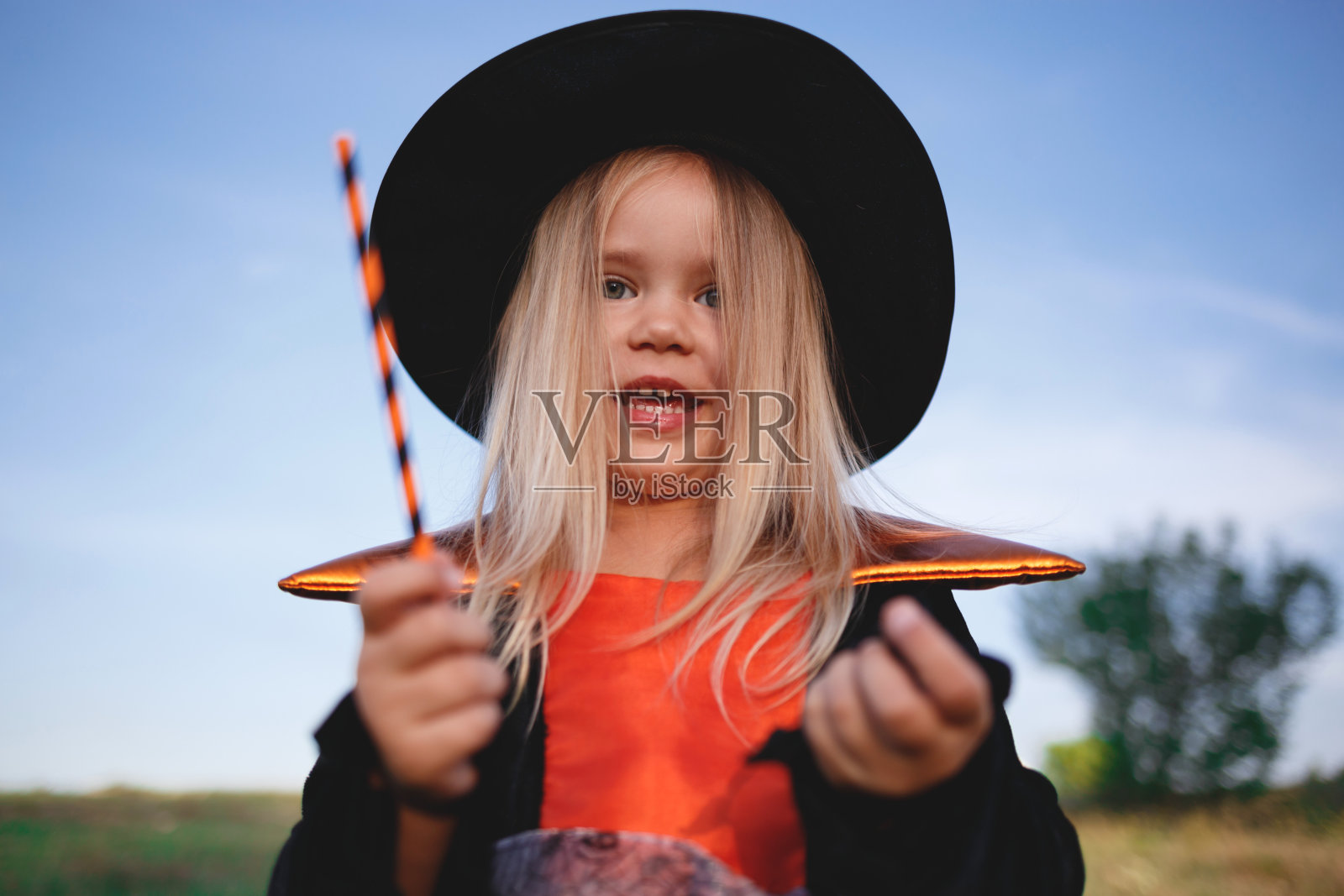 女孩打扮成女巫庆祝万圣节。模糊,有选择性的重点照片摄影图片