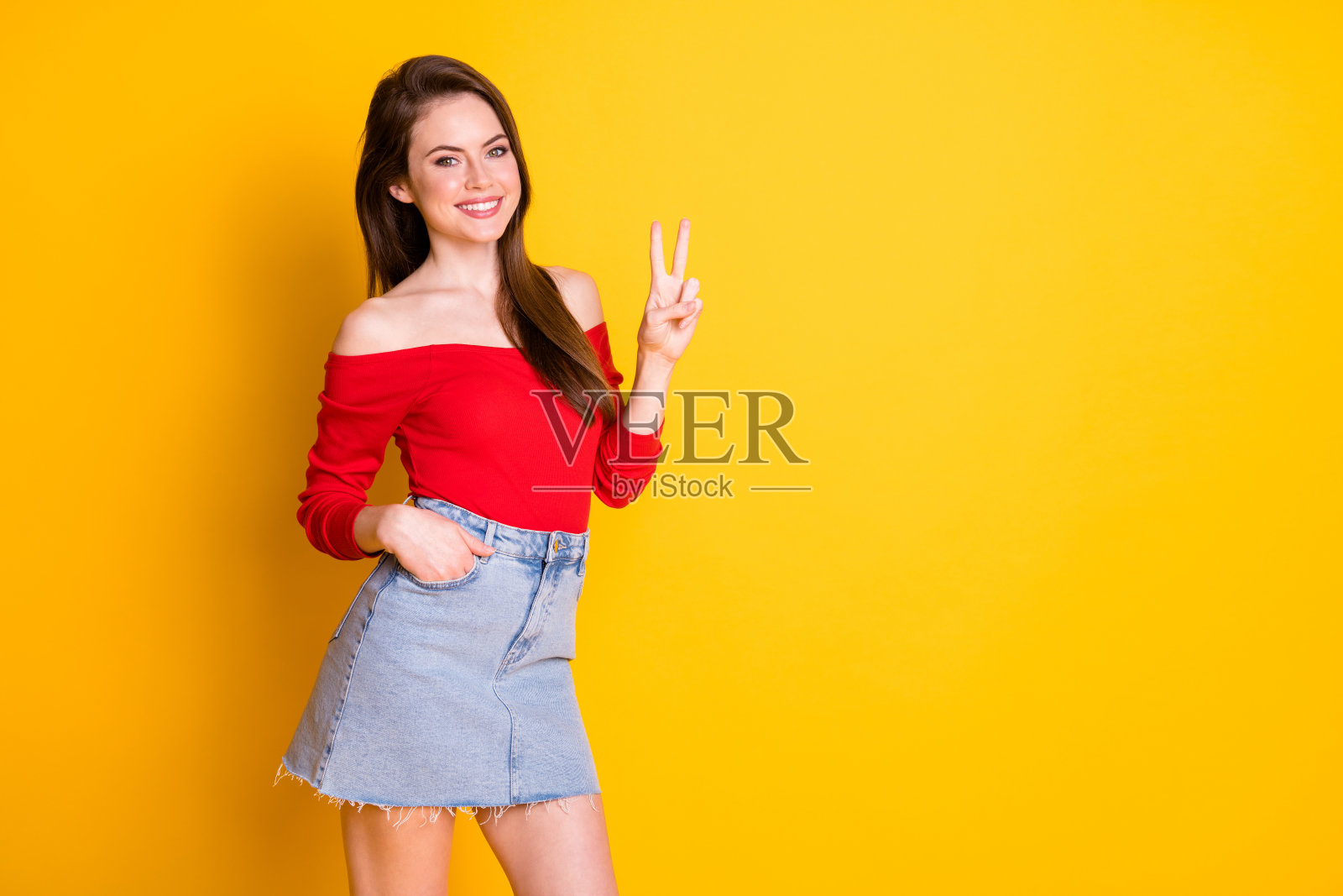 她的肖像,她好看的,有吸引力的,美丽的,可爱的,愉快的,快乐的女孩显示v-sign拷贝空间孤立在明亮的,生动的,闪亮的,充满活力的黄色背景照片摄影图片