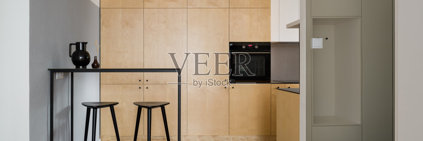 厨房用胶合板橱柜,全景照片摄影图片