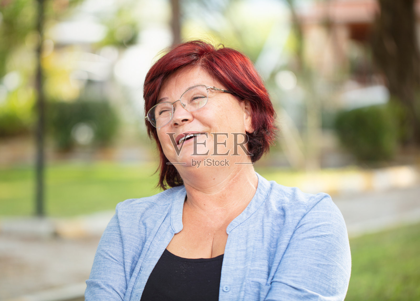 美丽快乐的成熟女人画像。照片摄影图片