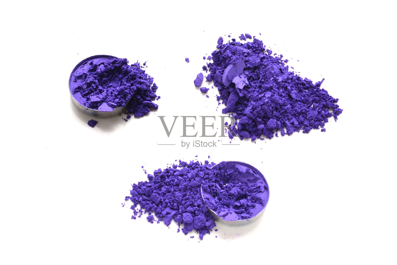 妆化妆品。紫色粉底的眼影,白色背景的彩色眼影粉照片摄影图片