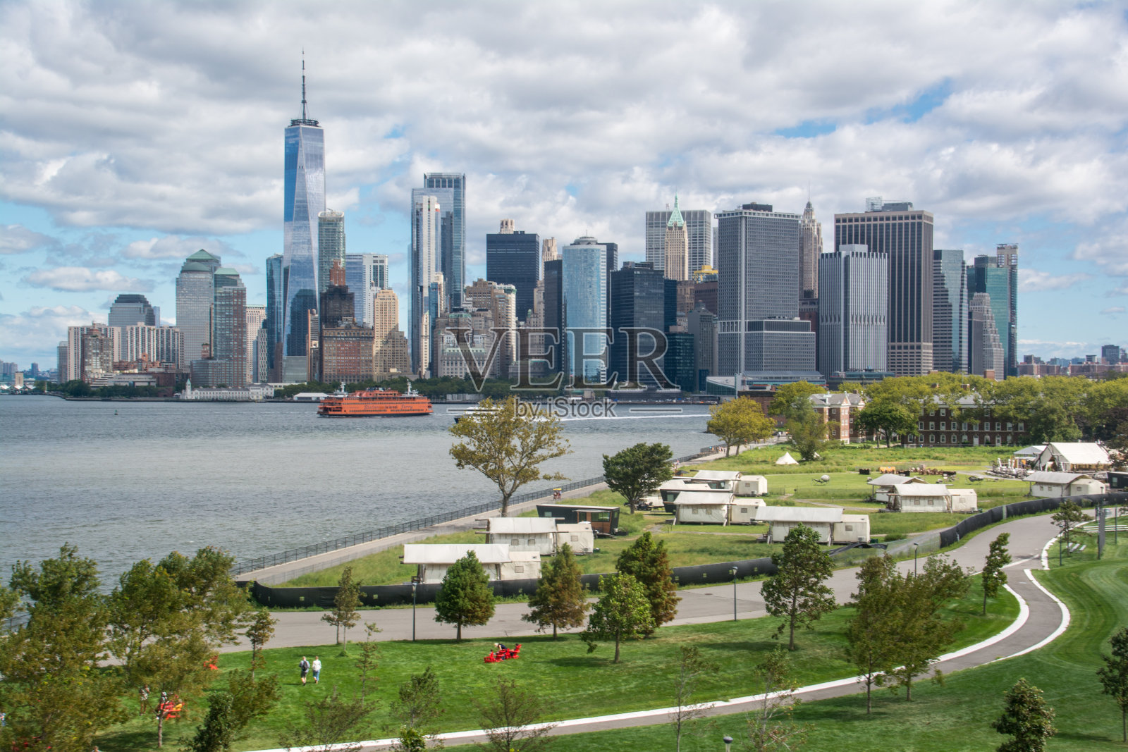 从总督岛上俯瞰曼哈顿下城照片摄影图片