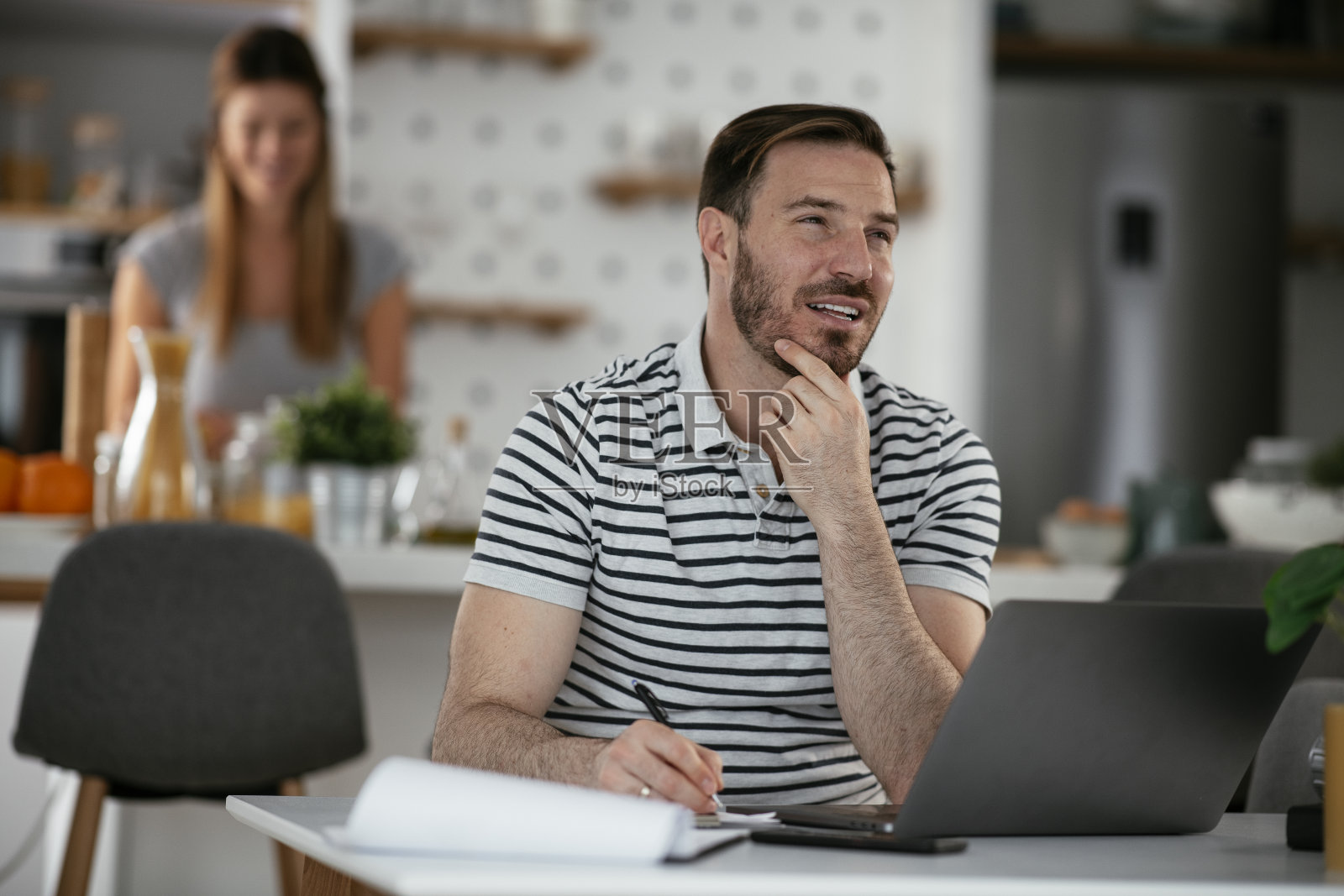 帅哥在家工作照片摄影图片