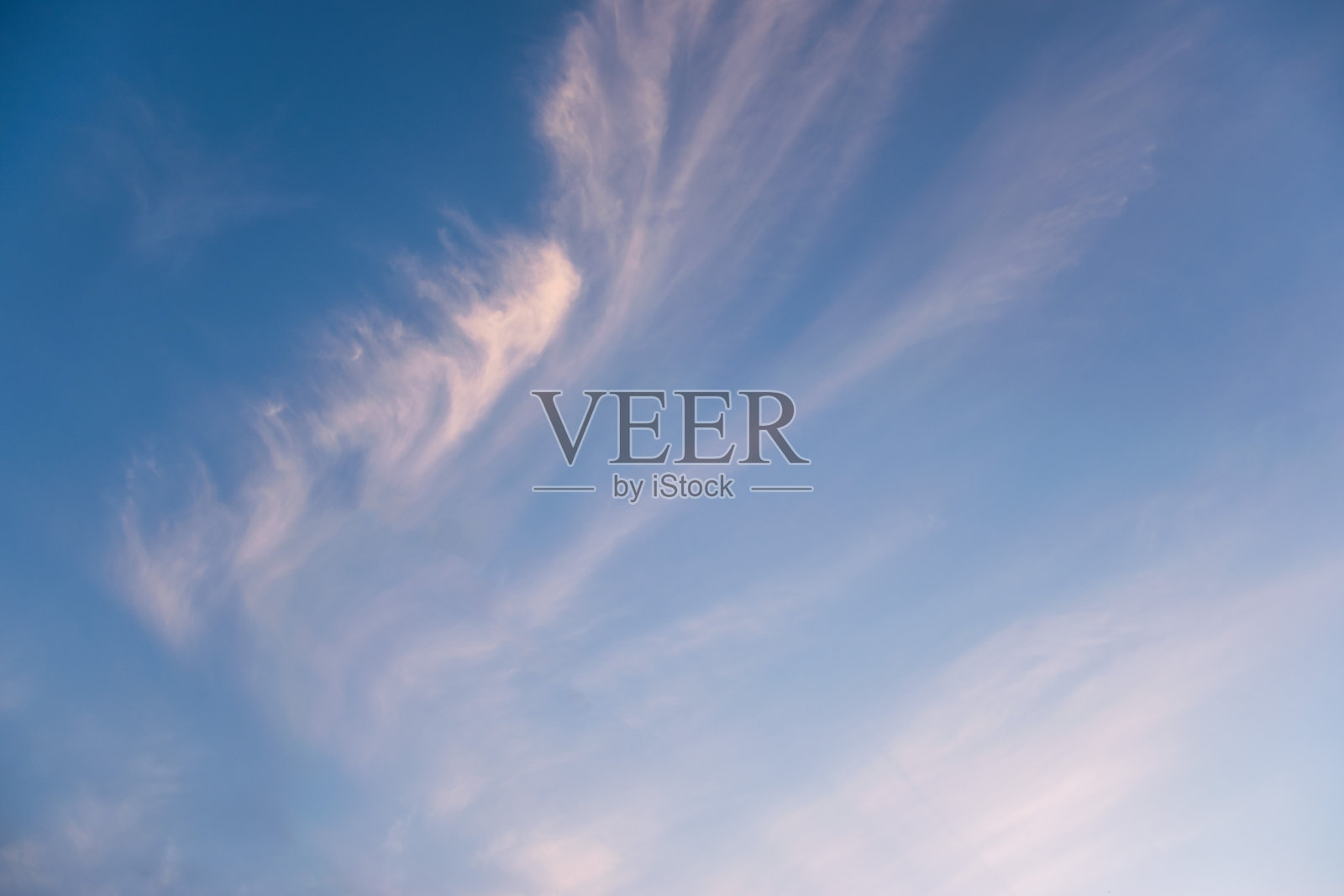 傍晚天空中粉红色的云照片摄影图片