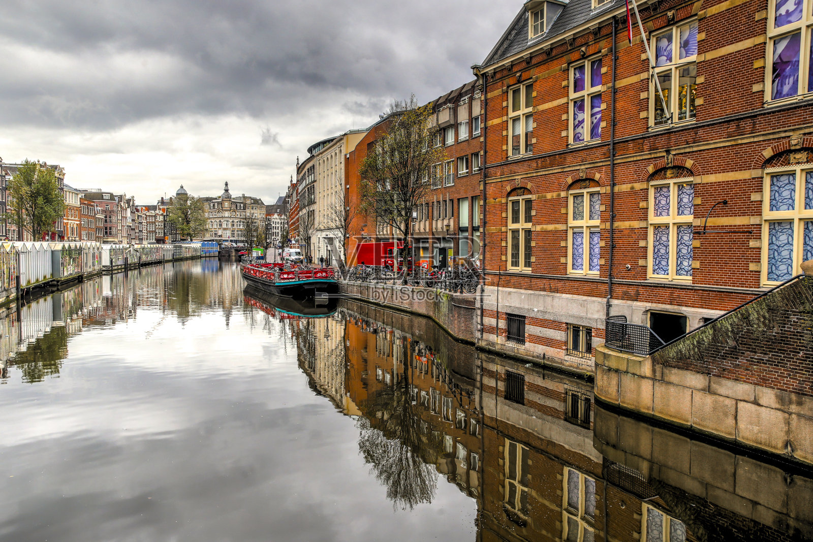 阿姆斯特丹运河沿线的建筑和景观照片摄影图片