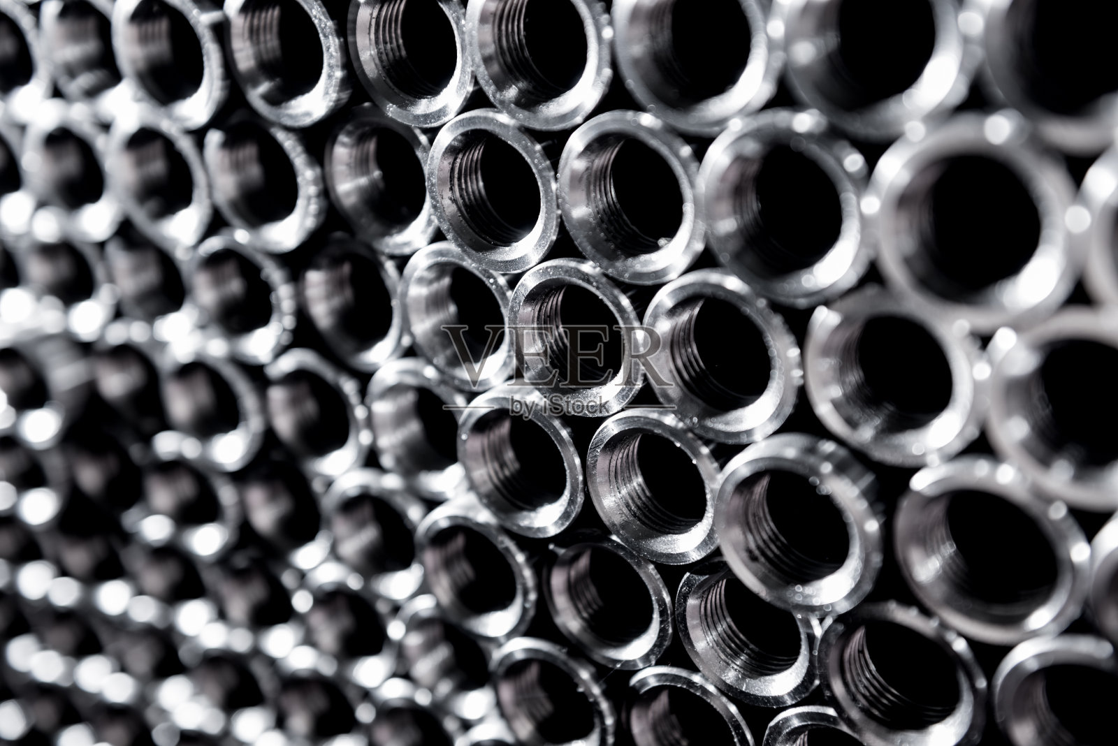 摘要背景钢管堆叠在托盘上照片摄影图片