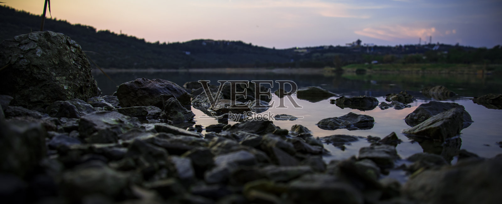 湖中的悬崖和湖后美丽的景色。这是长时间曝光照片摄影图片