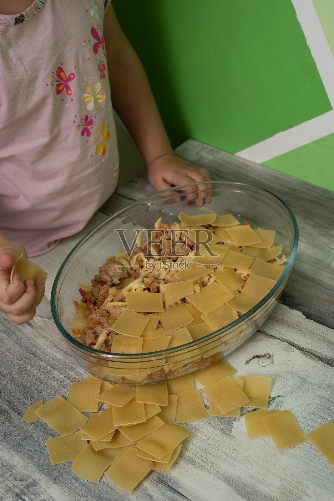 烹饪意大利千层面,用碎牛肉和蔬菜准备千层面的调料,意大利菜。照片摄影图片