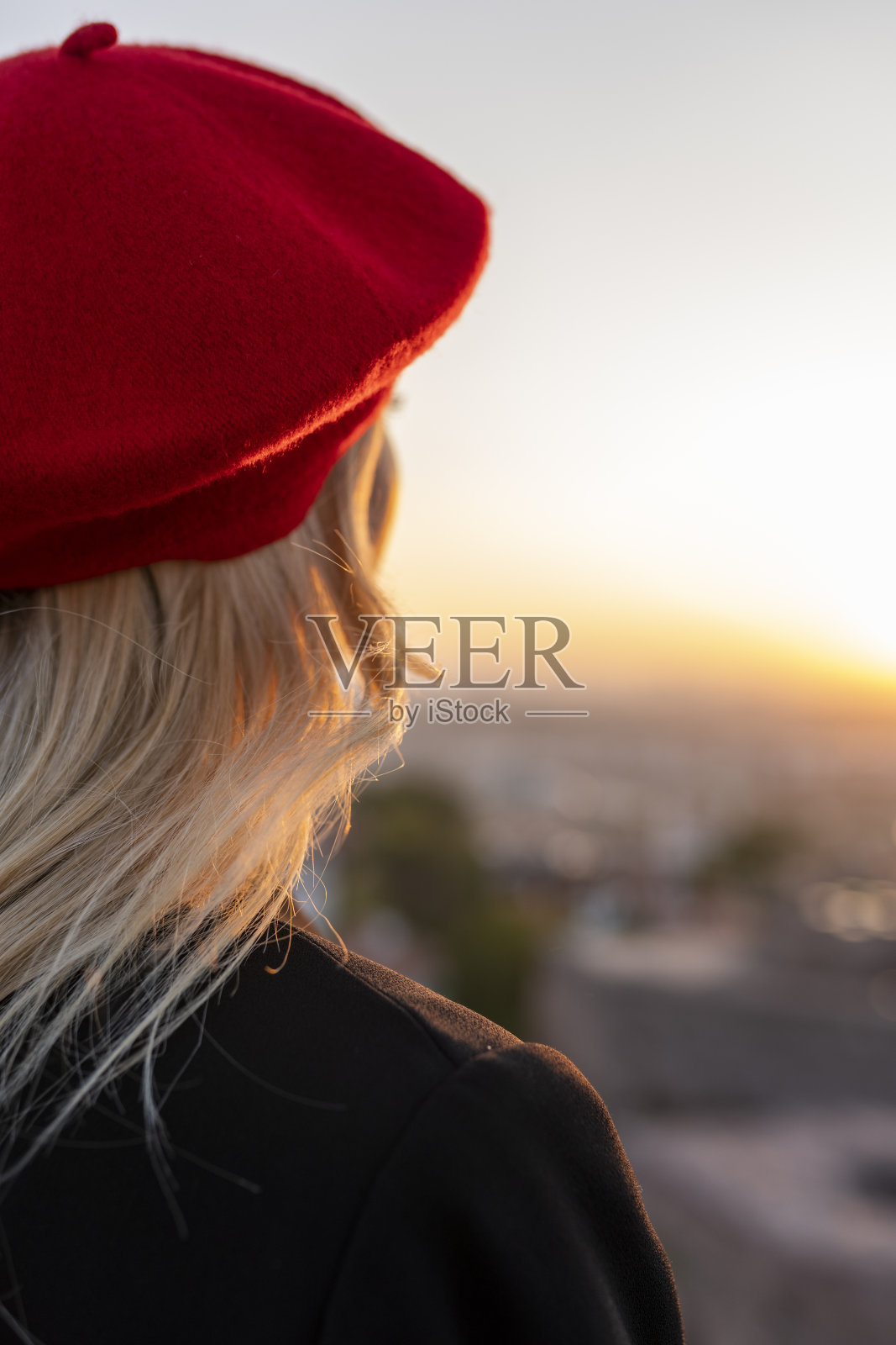 看城市风景的女人照片摄影图片