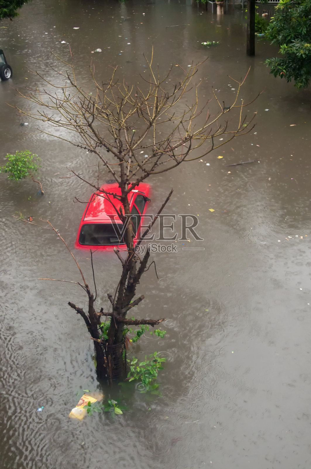 孟买一辆汽车在洪水中被水淹没照片摄影图片