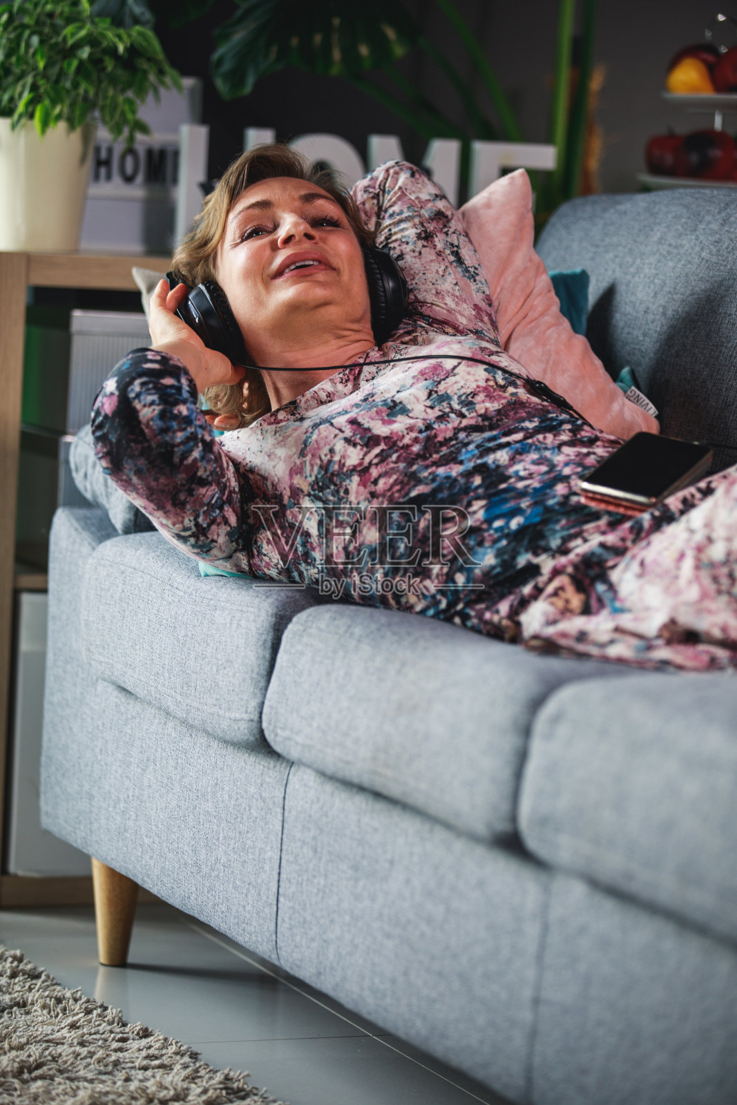 在沙发上放松,享受音乐照片摄影图片