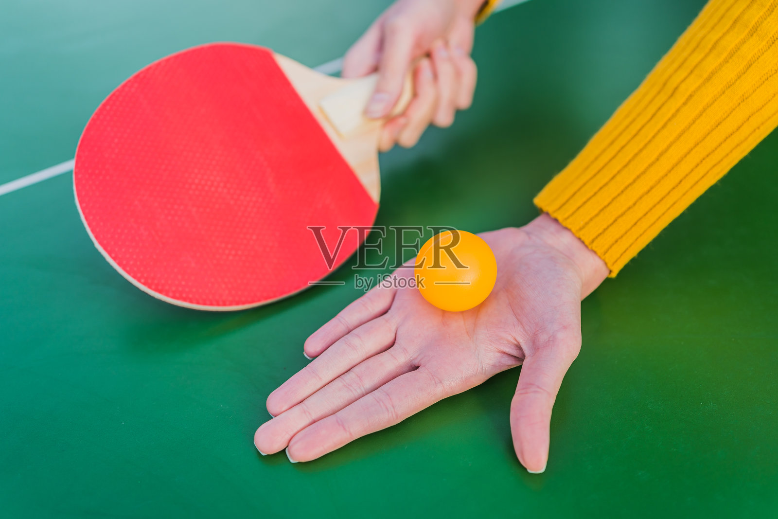 乒乓球运动员发球照片摄影图片