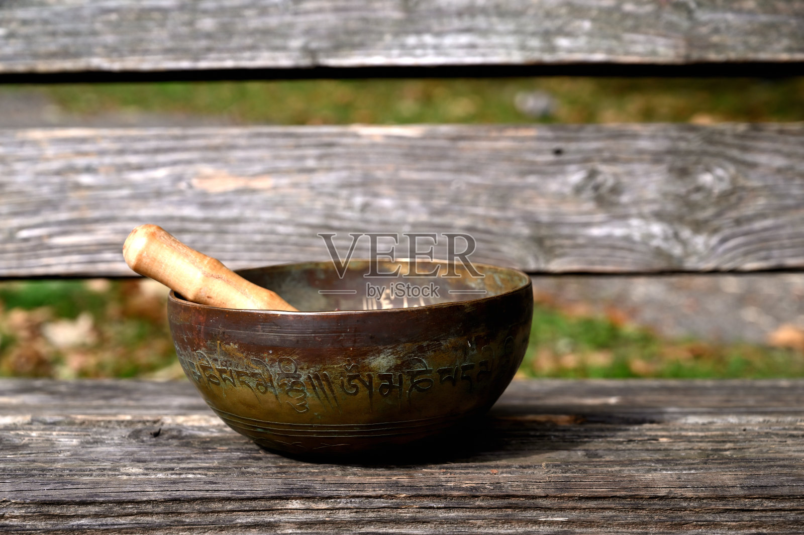 木凳上的藏族颂钵照片摄影图片