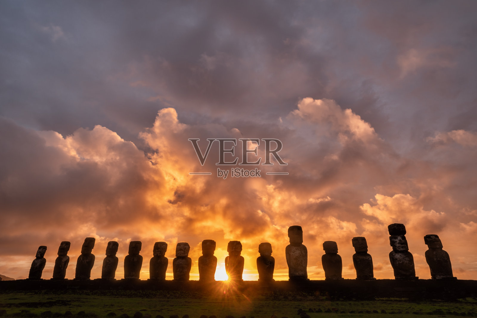 阿胡同加里基是智利复活节岛上日出时最大的阿胡照片摄影图片