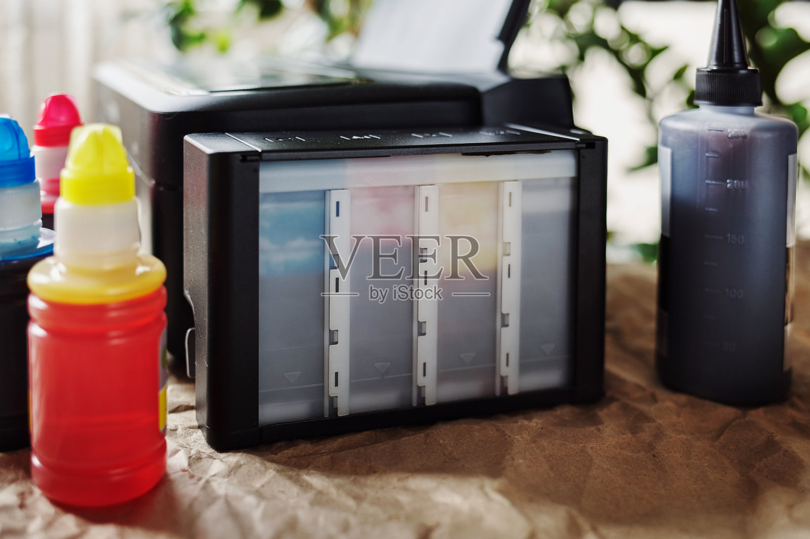 用多种颜色的墨水填充打印机墨盒。背景照片摄影图片