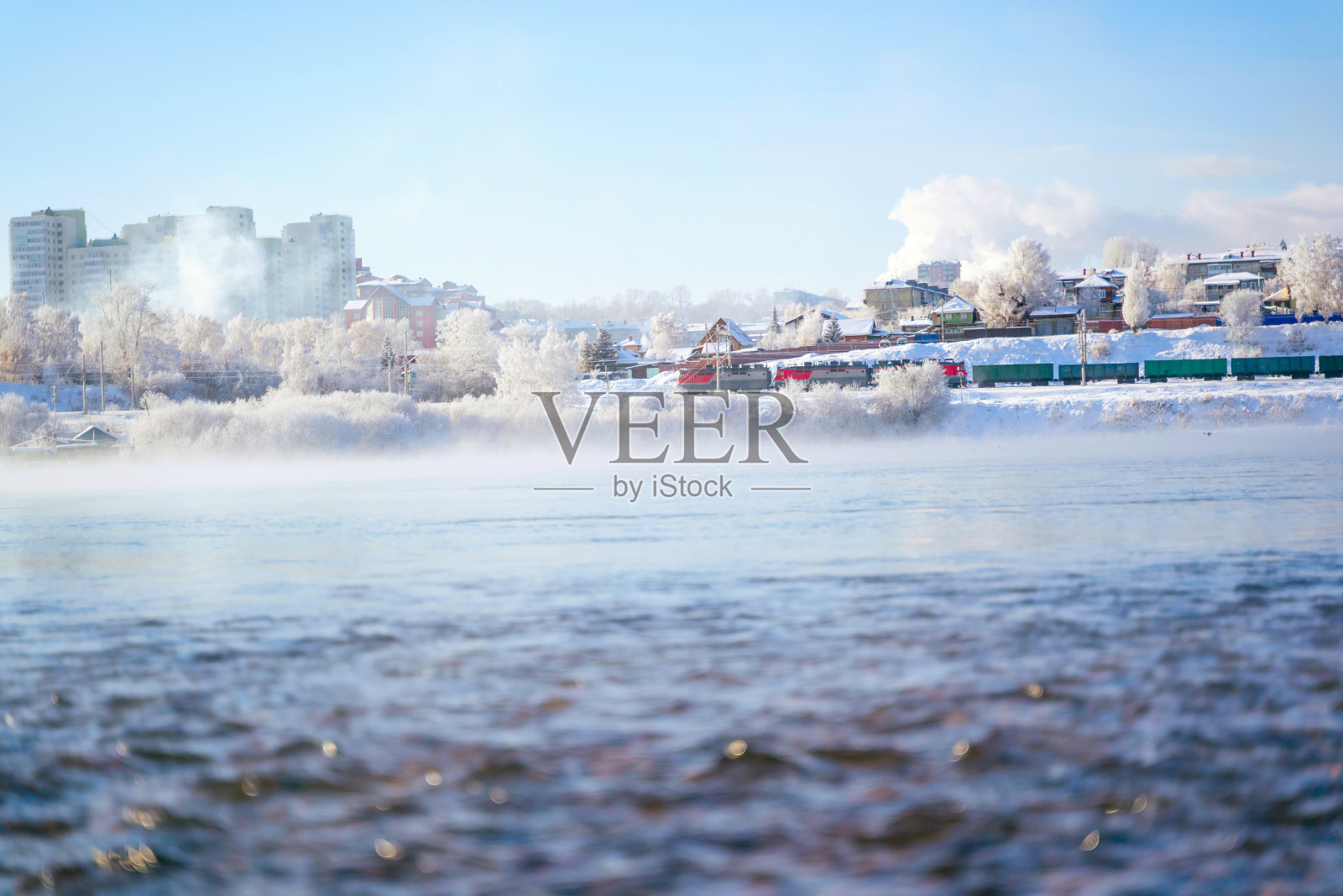 冬天的景观是结霜的树木,白雪皑皑的城市公园。树木在白霜。季节、气候变化、生态、环境。极其寒冷的冬天照片摄影图片