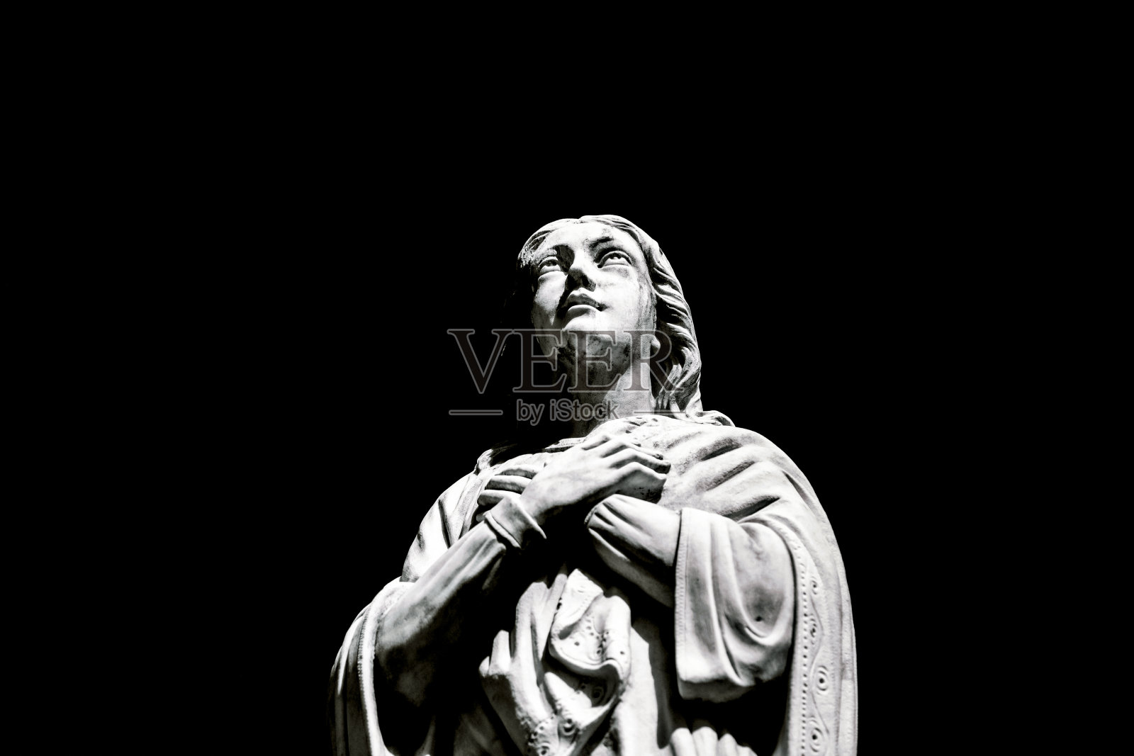 黑白天使,古老的祈祷天使雕像,黑色的背景与复制空间照片摄影图片