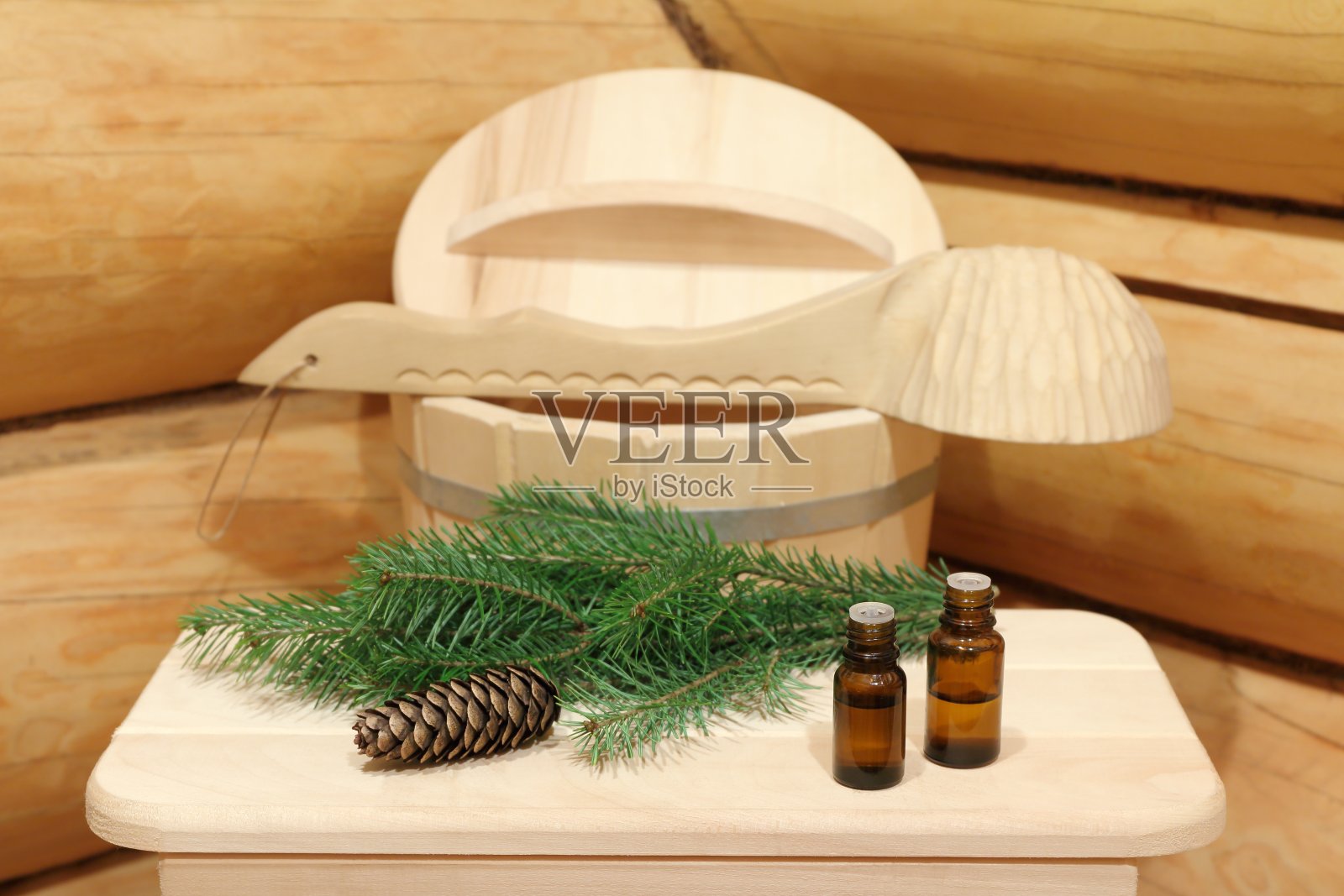 在桑拿中使用治疗精油的瓶子。照片摄影图片