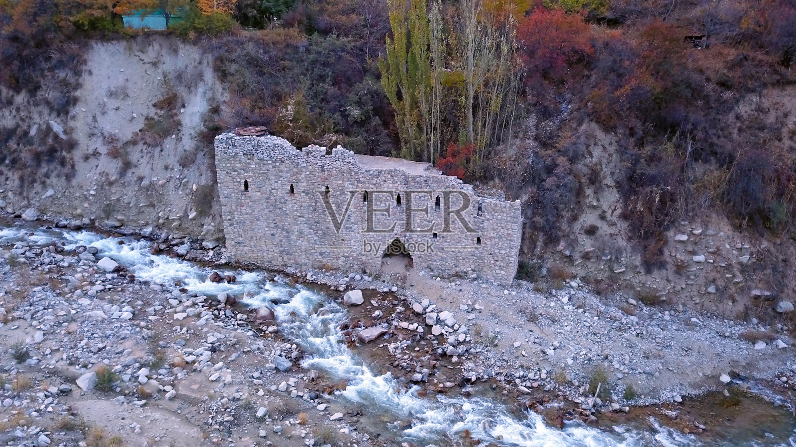 河岸上的石头城堡照片摄影图片