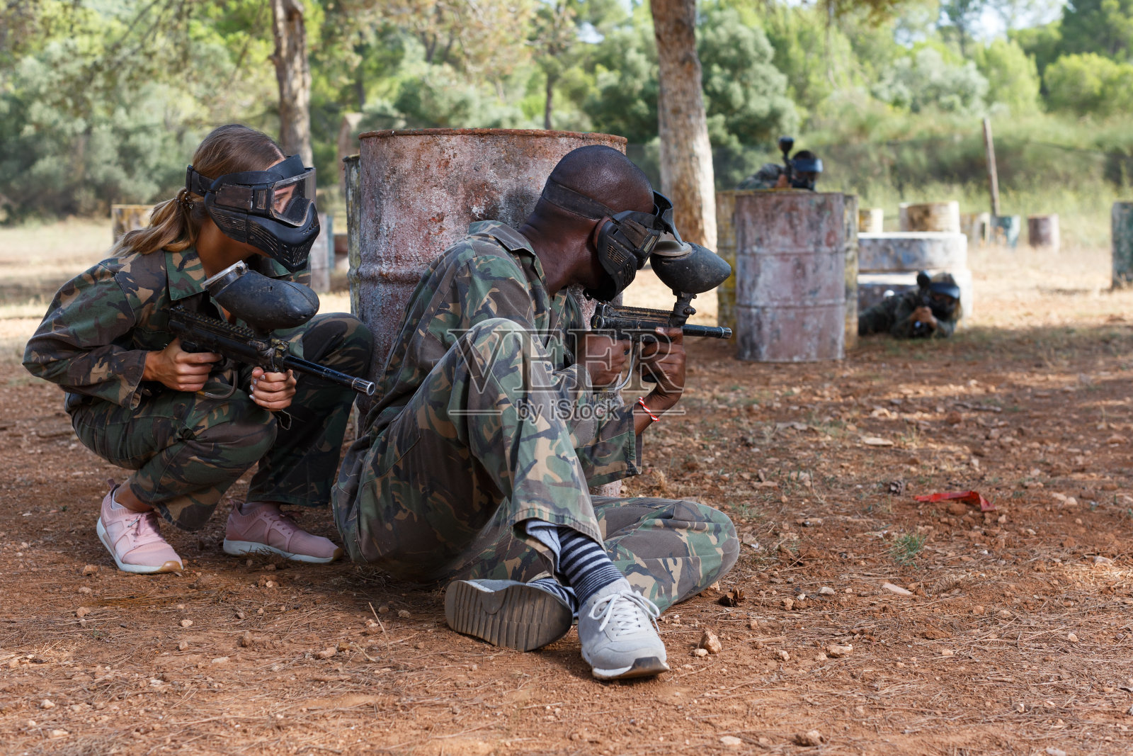 两队在彩弹竞技场上对峙照片摄影图片