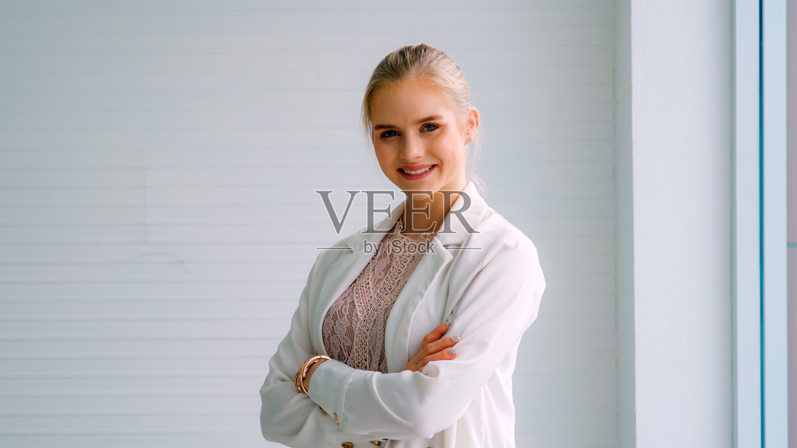 迷人的年轻女人的侧面肖像在办公室照片摄影图片