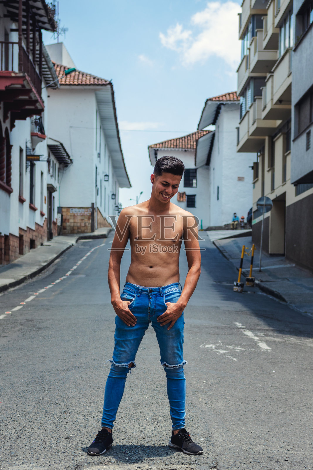 在阳光下赤裸上身的拉丁美洲男子照片摄影图片