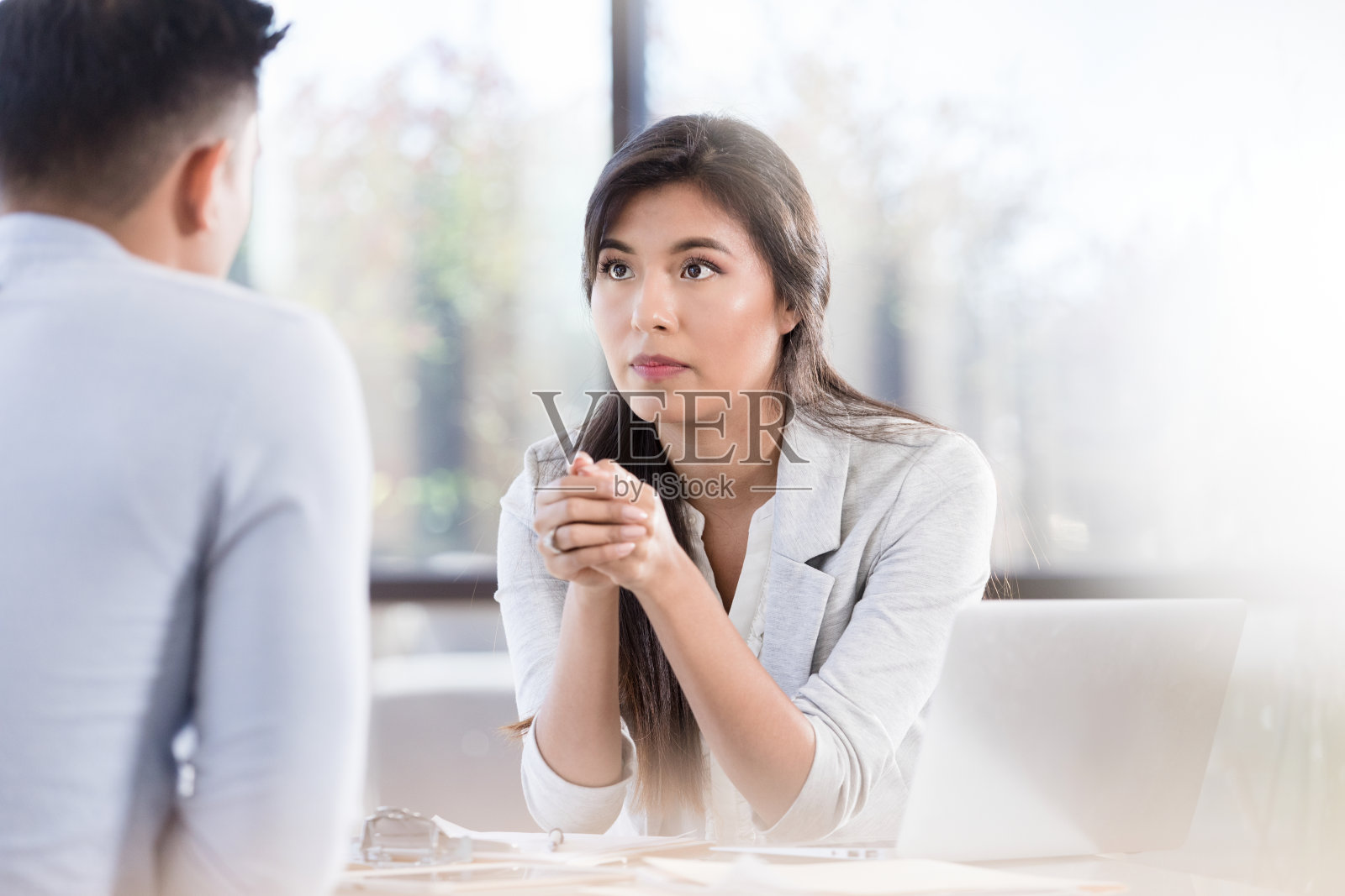 细心倾听男性患者的心理健康专家照片摄影图片