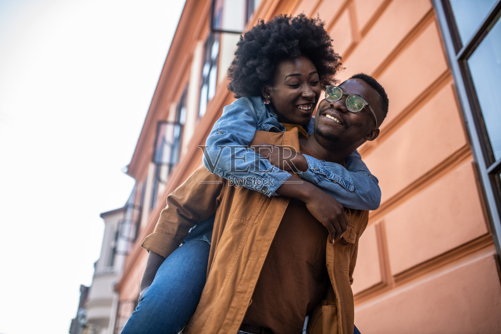 一对年轻的非裔美国夫妇背着我。照片摄影图片