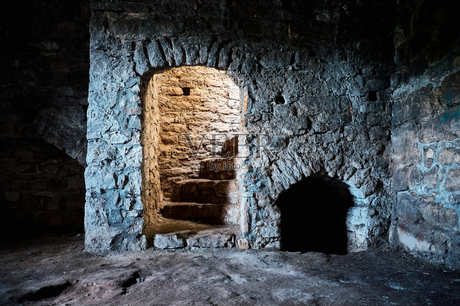 带有拱门的古代石质地下室。阳光从窗户透进来。长长的走廊穿过几个房间。的地板上。照片摄影图片