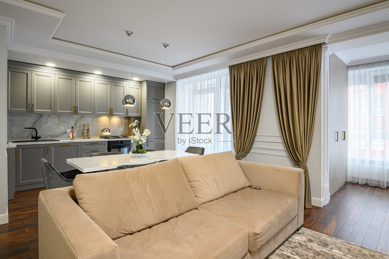 现代风格的灰白色豪华厨房照片摄影图片