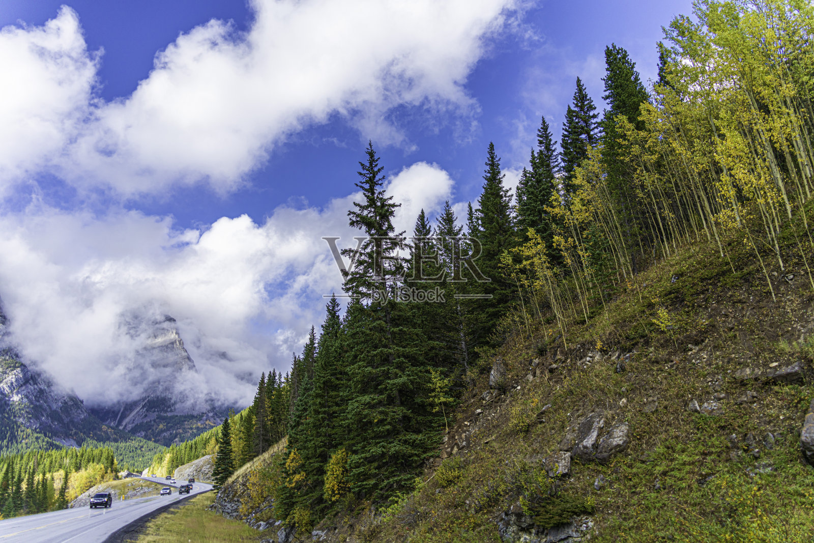 落基山脉的山顶上覆盖着薄雾照片摄影图片
