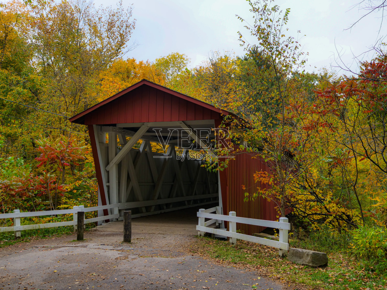 俄亥俄州半岛凯霍加谷国家公园的埃弗雷特盖桥照片摄影图片